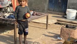 Die Kinder bekommen Obst.