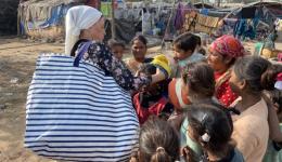 Verteilung von warmen Mützen.