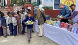 Verteilung von Schultasche mit Heften, Stiften, Mäppchen sowie einer Trinkflasche für jedes Kind.