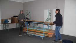 Seit dem 21. November läuft die Sammlung von Sachspenden. Michael und Frank bauen einige Tische für die Sortierung der Kleidung etc. auf.