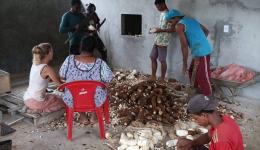 Here the manioc roots are prepared, (on the left in the picture: Bianca)...