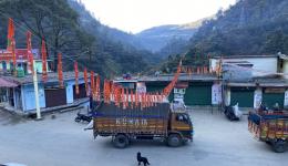 The first truck with rice and dhal has arrived after driving all night long (!).
