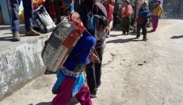 The typical way in which heavy loads are carried here. In this case 25 kg on the back...