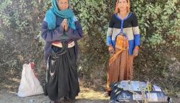 The neighbor (right) immediately agrees to transport the rice for the elderly lady. She then runs off with 50 kg (!) on her back - up the mountain!
