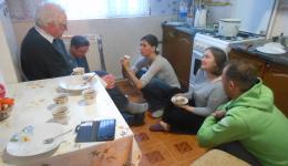 Am zweiten Tag frühmorgens in der Küche von Christina. Hier wird gefrühstückt. Die junge Familie, mit Sofi und Vitali, lebt in einer anderthalb Zimmer Wohnung...